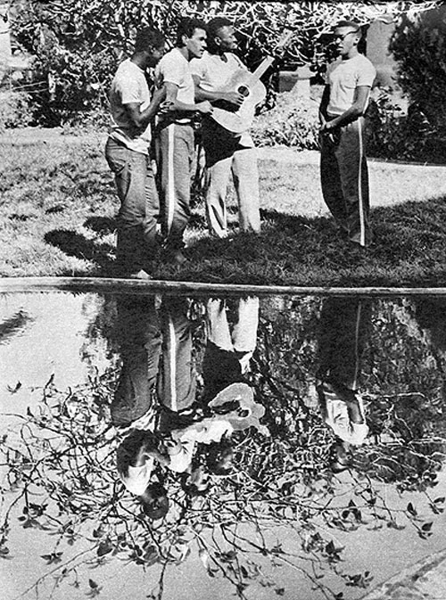 Preparação para a Copa do Mundo de 1966 na cidade de Caxambu-MG. A imagem dos atletas, refletida na água, foi publicada pela revista Manchete (edição 13), no mesmo ano. Da esquerda para a direita: Edu, Garrincha, Pelé e Ivair.