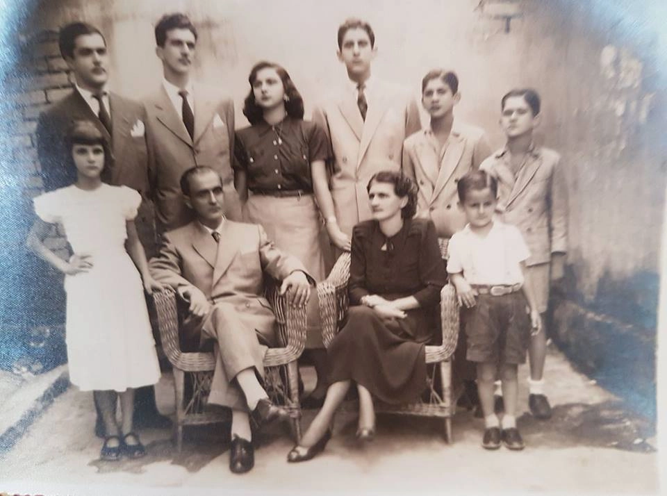 Família Nicolau Anechini e Maria Alegretti Anechini. Em pé os filhos (Glenio, falecido), Hélio, 91 anos, Aparecida, 88 anos, (Ronaldo, falecido), Luiz (Lua, falecido), (Miguel, falecido), Nancy (falecida), o pai Nicolau, a mãe, Mariquinha (falecidos), caçula Nicolau. Foto: arquivo pessoal de Monica Anechini Campedelli