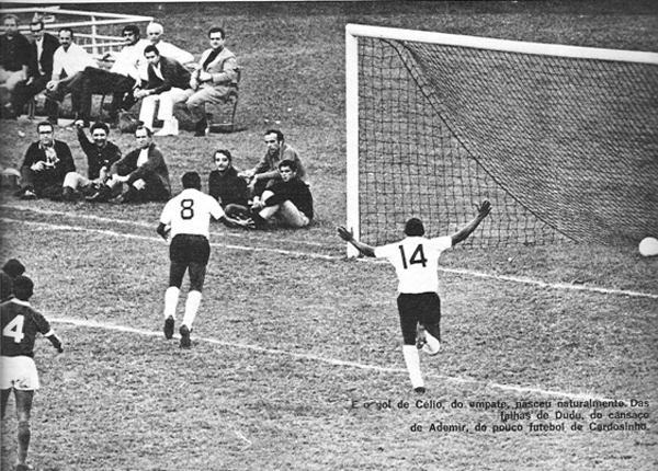 Corinthians 2 x 1 Palmeiras pelo Campeonato Paulista. Ao fundo, à esquerda na foto, vemos Rubens Minelli (é o terceiro, da esquerda para a direita, de camisa branca). Próximo à trave, da direita para a esquerda está Marco Antonio, da Rádio Tupi, que hoje é motorista de táxi. Atrás dele e de outro repórter está Clóvis Messias. O gol corintiano foi de Célio (que não aparece na foto). O camisa quatro do Palmeiras é Zeca e os corintianos são Ivair (camisa oito) e Benê (camisa 14). Reparem nas redes do gol, de corda escura. O nylon branco ainda era raro nos estádios brasileiros. Foto de Lemyr Martins, publicada na Revista Placar e enviada por Walter Roberto Peres