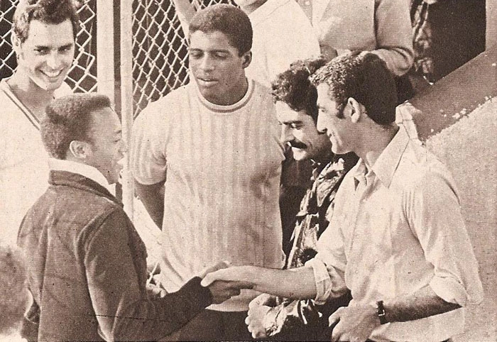 No Parque São Jorge, vemos Ivair cumprimentando Baldochi, na chegada deste ao Corinthians, em 1971, vindo do Palmeiras. Na foto, ainda temos: Teixeira, Zé Maria e Rivellino. Reprodução da revista Grandes Clubes Brasileiros - Corinthians, nº 6, de 1971