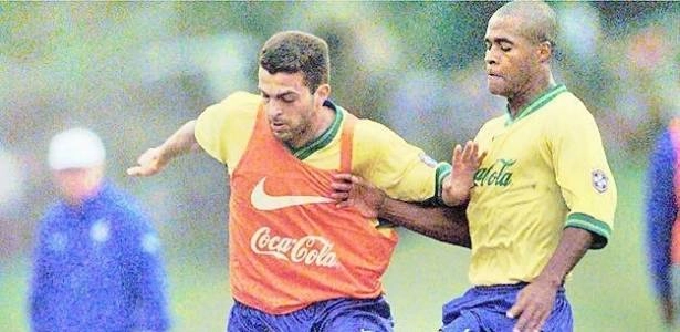 Em 1999, Marcos Assunção e Zé Elias, de colete, faziam parte do elenco de convocados para Seleção Brasileira. Foto: UOL