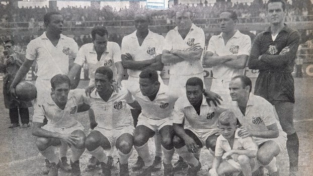 Santos em 1964. Em pé: Lima, Zito, Haroldo, Ismael, Modesto e Gylmar. Agachados: Toninho, Mengálvio, Coutinho, Pelé e Pepe