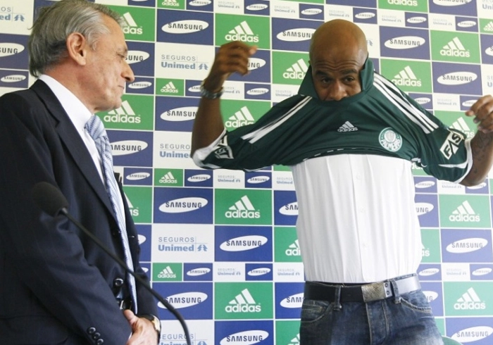 Em 2010, Marcos Assunção vestia a camisa do Palmeiras pela primeira vez. Na apresentação, no CT da Barra Funda, o então vice-presidente Gilberto Cipullo também esteve presente. Foto: UOL