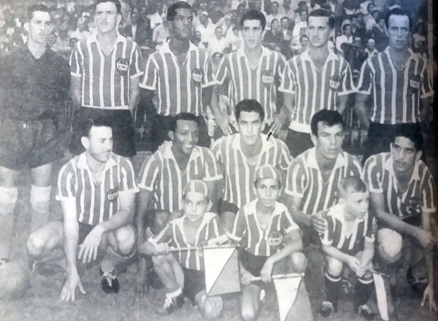 Renner campeão gaúcho de 1954. Em pé: Valdir Joaquim de Moraes, Orlando, Bonzo, Léo, Olavo e Paulistinha.  Agachados: Pedrinho, Breno, Juarez, Ênio Andrade e Joelci.