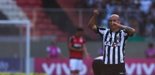 Atlético-MG bate o Flamengo sob olhares de Rueda e afasta crise