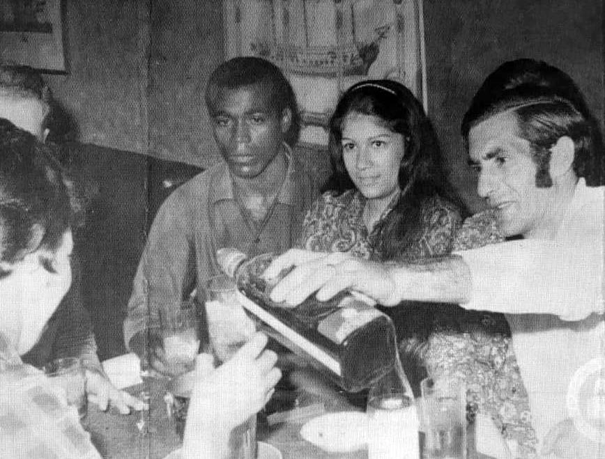 Jantar com dois craques do Flu da década de 1970, os saudosos Denilson e Félix, servindo whisky a um amigo. Foto: Reprodução