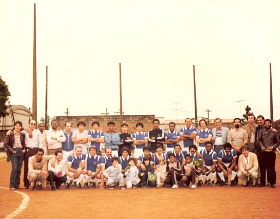 Em 1987, época que a Várzea ainda revelava alguns craques, em um campo de terra na cidade de São Paulo havia muitas celebridades esportiva: o goleiro Aguinaldo, ex-Corinthians, Santos e futebol português(11º em pé), Silvio Major (13ºem pé) , Ivair, o príncipe, também compareceu ao evento (12ºem pé), o ex-secretário municipal e estadual de Esportes e Turismo de São Paulo, o saudoso Caio Pompeu de Toledo (15º) e Sérgio Barbour (penúltimo em pé), ex-presidente da Fiesp (Federação das Industrias do Estado de São Paulo). Agachados: o ex-zagueiro do Tricolor do Morumbi, Arlindo (3º) e o ex-atacante Adilson (9º). Foto: Sarkis