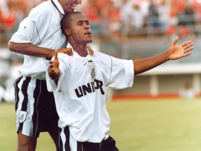 Marcos Assunção em ação pelo Santos, em 1997, onde conseguiu destaque para o futebol nacional. Foto: UOL