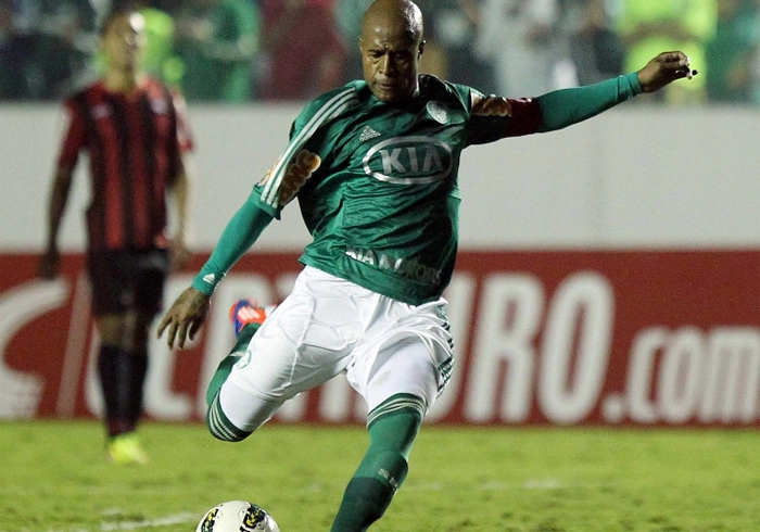 Marcos Assunção prepara a batida para mais uma bola parada. Foto: UOL