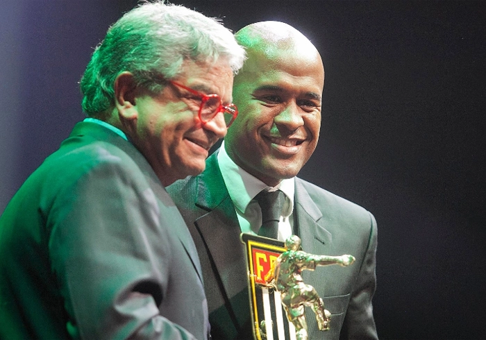 Marcos Assunção recebe o troféu dos melhores jogadores do Campeonato Paulista de 2012. Foto: UOL