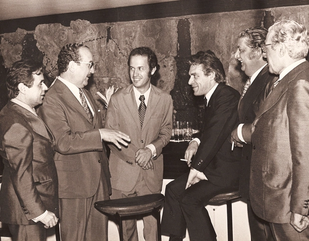 Festa do 32º aniversário em dezembro de 1973. Mauro Pinheiro (é o primeiro), Silvio Luiz (é o quarto) e Otávio Munis (o penúltimo)