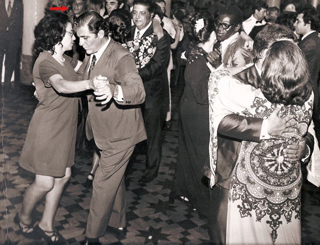 Festa dos 31 anos de confraternização e amizade. A seta vermelha mostra Silvio Luiz dançando ao fundo. No meio do salão, vemos Otávio Munis e Odair Pimentel