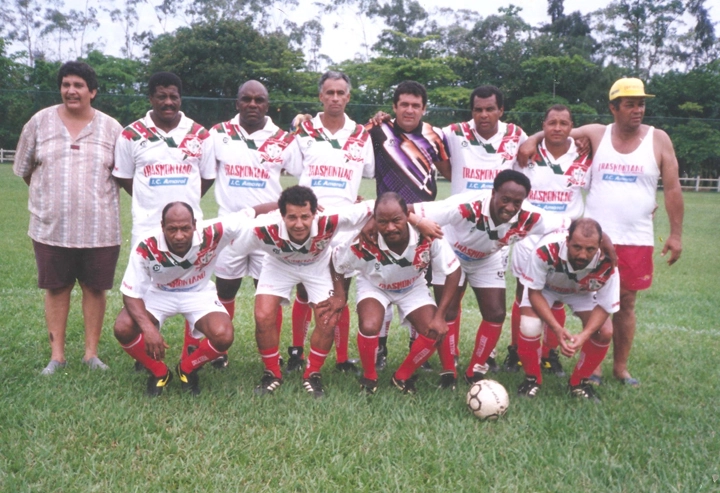 Time de Masters da Portuguesa de Desportos. Em pé, da esquerda para a direita: pessoa não identificada, Zé Maria, Deodoro, Elias Dourado, Seginho, Luis Pereira, Odirlei e Servílio. Agachados: Edu Bala, Gérson Sodré, Edson, Ivair e Wilsinho. Arquivo pessoal de Elias Dourado