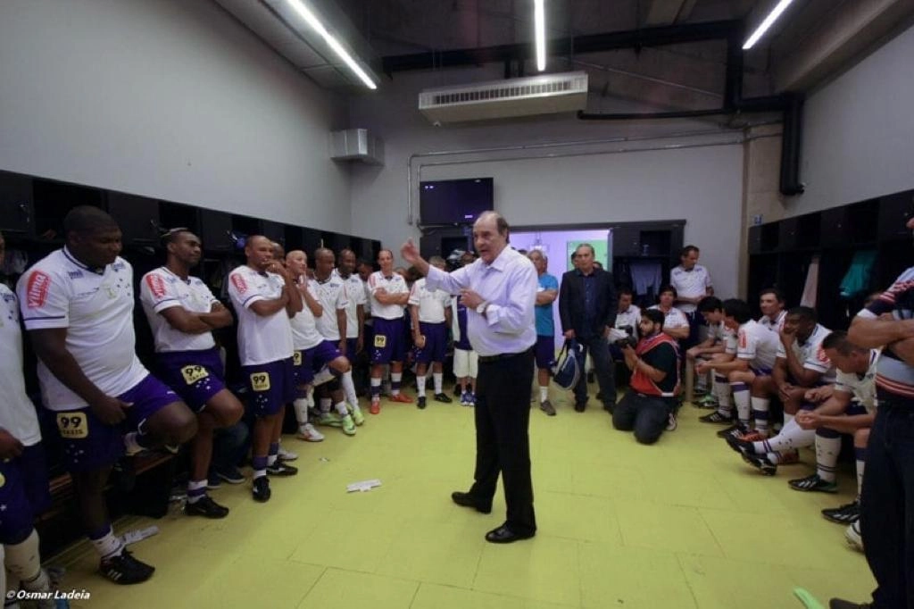 Em setembro de 2017, Procópio orienta veteranos da equipe Master do Cruzeiro, entre eles Cléber (à esquerda). Ao fundo, de paletó, Nelinho