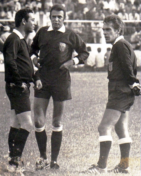Na histórica imagem, o narrador Silvio Luiz, que também já foi árbitro, aparece à direita, enquanto Armando Marques está ao centro. Foto: Reprodução