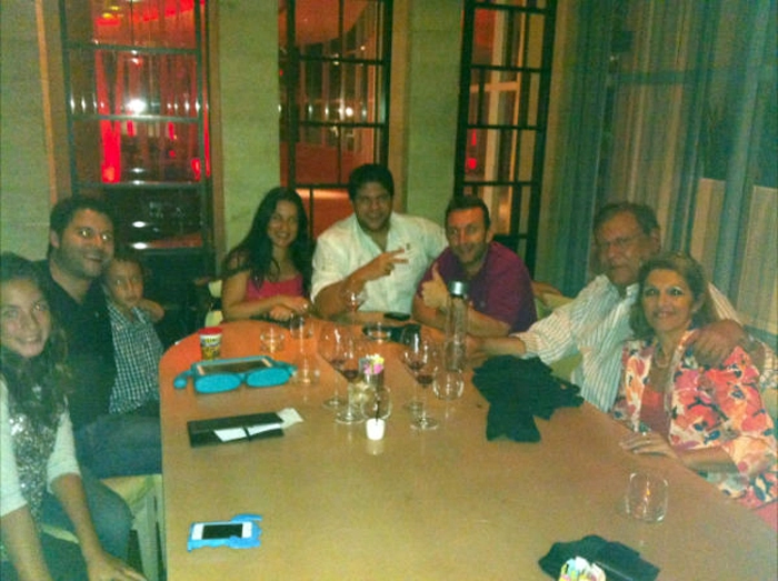 Em janeiro de 2014, no Gotham Steakhouse, em Miami. Da esquerda para a direita, Luiza (filha de Neto), Rafael Neves, Gustavo (filho de Neto), Fernanda (ex-esposa de Neto), Netto Neves, Neto, Milton Neves e Lenice Magnoni Neves