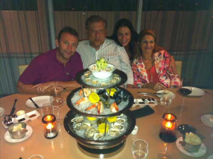 Em janeiro de 2014, no Gotham Steakhouse, em Miami. Da esquerda para a direita, Neto, Milton Neves, Fernanda (ex-esposa de Neto) e Lenice Magnoni Neves