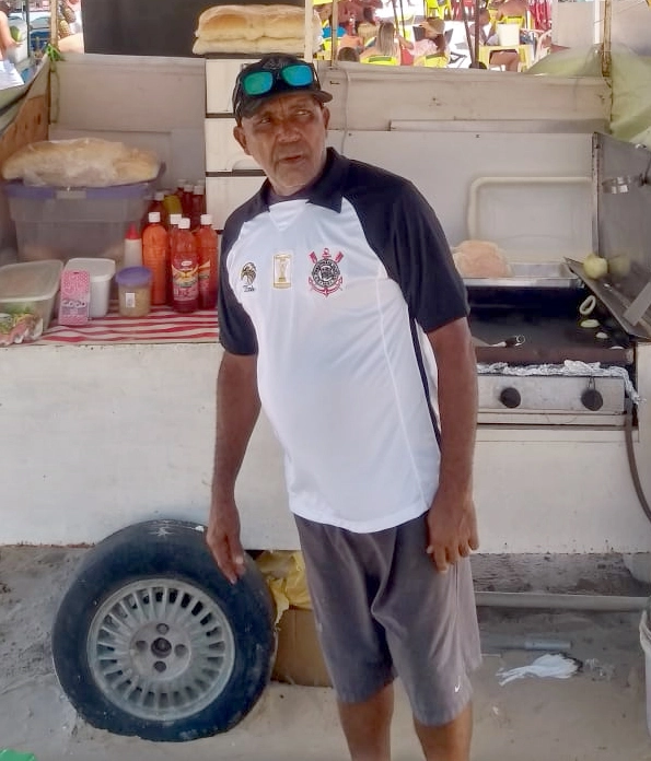 César em sua barraca de lanches na Praia do Francês (AL), em novembro de 2018. Foto: arquivo pessoal