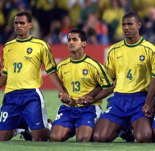 Em 1998, na Copa do Mundo da França, Brasil x Holanda se enfrentaram na semifinal e a disputa terminou nos pênaltis. Na foto estão Denilson Show, Zé Carlos e Jr.Baiano. O Denílson rezou tanto para o Ronald de Boer perder a cobrança, que deu certo. Assim o talentoso atacante não precisou bater. Mas ele tava morrendo de medo hein? 