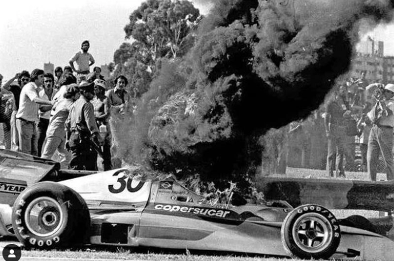 Copersucar-Fittipaldi de Wilsinho Fittipaldi sendo consumido pelo fogo durante o GP da Argentina de 1975, em Buenos Aires, prova de estreia da equipe brasileira na Fórmula 1. Foto: Divulgação