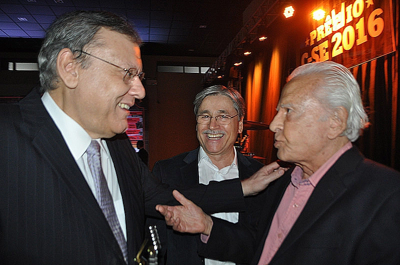 Milton Neves e Cid Moreira na festa do Prêmio Comunique-se, no Tom Brasil em 27 de setembro de 2016. entre eles, Siloe Almeida, assessor de Cid. Foto: Marcos Júnior Micheletti/Portal TT