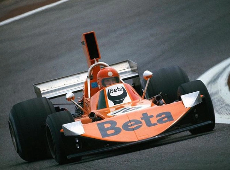 Com o March 741 durante os treinos para o GP da Espanha de 1974, em Jarama. Brambilla não se classificou para a corrida. Foto: Divulgação