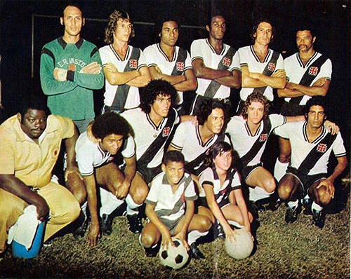 A equipe vasca&iacute;na que disputou o Brasileir&atilde;o de 1973. Em p&eacute;, da esquerda para a direita, vemos: Andrada, Paulo C&eacute;sar, Alcir, Ren&ecirc;, Mois&eacute;s e Alfinete. Agachados: Luis Fumanchu, Ga&uacute;cho, Roberto Dinamite, Zanata e Lu&iacute;s Carlos. A foto, da revista Manchete, foi enviada por Walter Roberto Peres, pesquisador de Santos-SP.