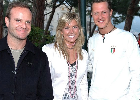 A ex-piloto Maria de Villota, falecida em 11 de outubro de 2013, entre Rubens Barrichello e Michael Schumacher, em 2011. Foto: UOL