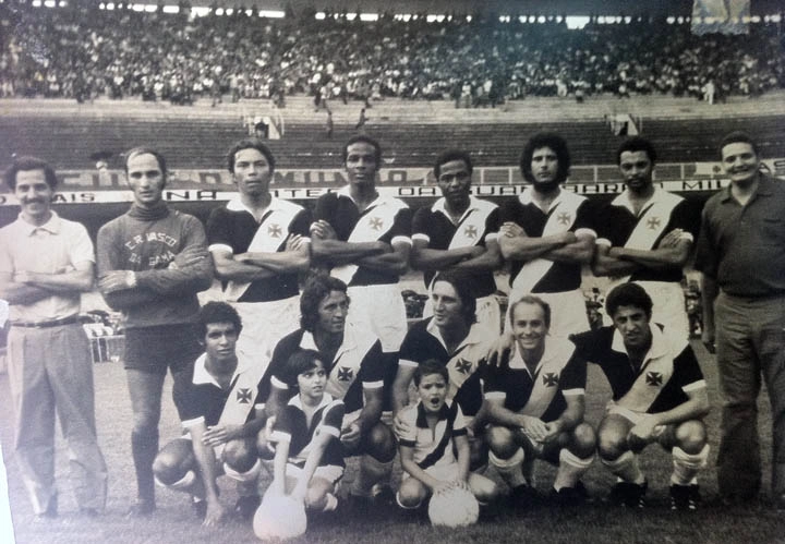 Em p&eacute;, ap&oacute;s um membro da comiss&atilde;o t&eacute;cnica est&atilde;o: Andrada, Haroldo, Ren&ecirc;, Alcir Portella, Miguel e Alfinete. Agachados: Luis Carlos, Bugl&ecirc;, Ferretti, Benetti e Gilson Nunes. Foto enviada por Raul Marques Benetti
