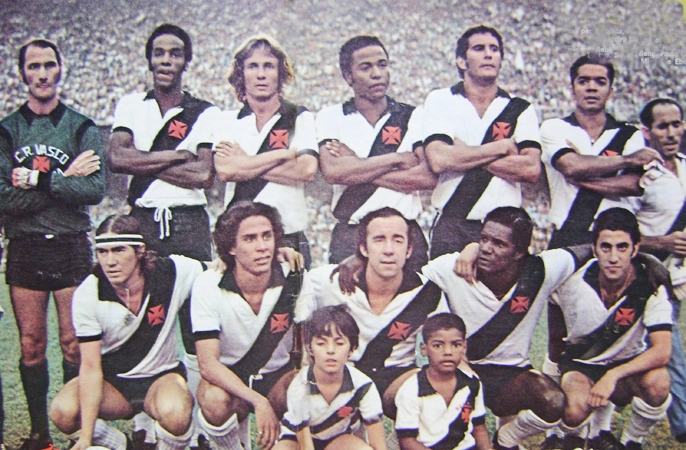 Em p&eacute;: Andrada, Ren&ecirc;, Paulo C&eacute;sar, Alcir, Miguel e Eberval. Agachados: Marco Antonio, Roberto Dinamite, Tost&atilde;o, Silva e Gilson Nunes. Foto enviada por Walter Roberto Peres e publicada na Revista Placar