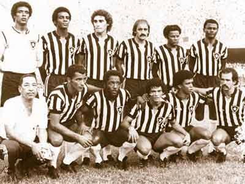 Botafogo em 1977. Em p&eacute;: Ubirajara Alc&acirc;ntara, Ren&ecirc;, Osmar Guarnelli, Carbone, Rodrigues Neto e Perivaldo. Agachados: Toucinho (massagista), Gil, Paulo C&eacute;zar Lima, D&eacute;, N&iacute;lson Dias e M&aacute;rio S&eacute;rgio