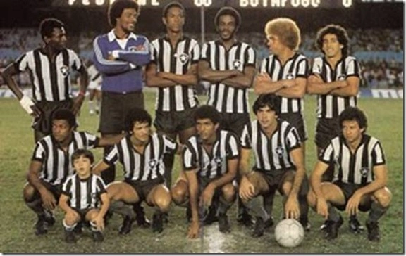 Equipe do Botafogo no Maracan&atilde;, em 1979: Em p&eacute;, da esquerda para a direita: Perivaldo, Ubirajara &Acirc;lcantara, Milton, Ren&ecirc;, Russo e China. Agachados: Cremilson, D&eacute;, Wescley, Renato S&aacute; e Ziza. Foto: maismemoria.net