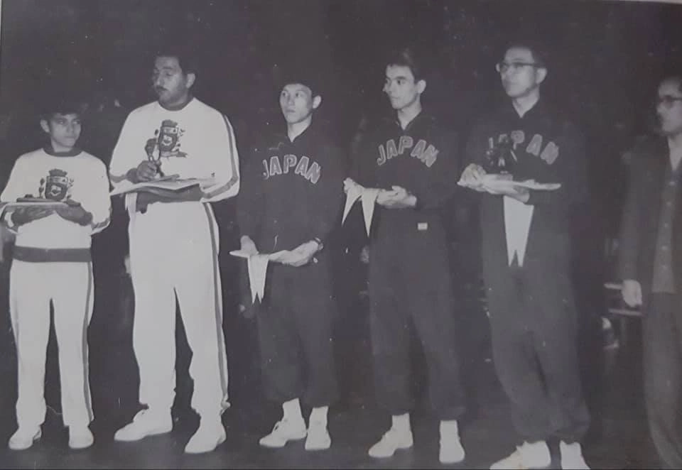Biriba, o primeiro da esquerda para a direita, quando enfrentou os campeões mundiais japoneses