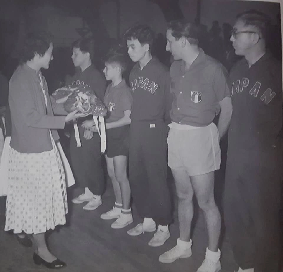 Biriba, o segundo, ao lado de jogadores japoneses e brasileiros