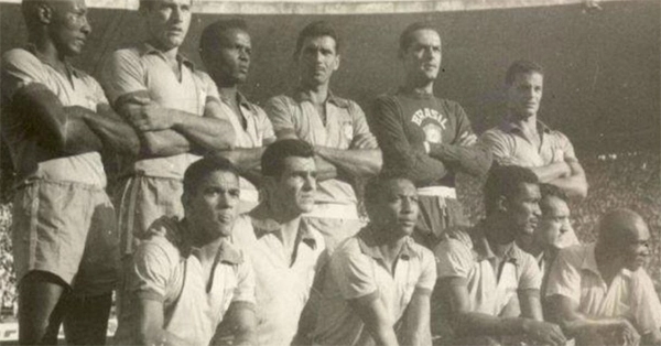 Seleção Brasileira em jogo válido pelas Eliminatórias da Copa de 1958 no Maracanã. Em pé, da esquerda para a direita: Djalma Santos, Bellini, Zózimo, Nilton Santos, Gylmar e Roberto Belangero. Agachados, da esquerda para a direita: Garrincha, Evaristo de Macedo, Índio, Didi, Joel e Mário Américo (massagista). Foto: UOL 