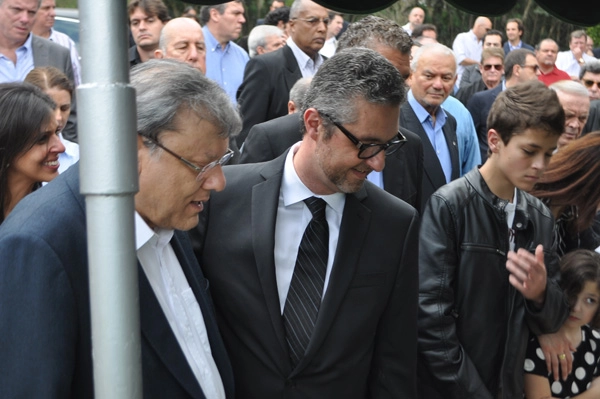 Milton e Rogério Izar Neves na despedida a Gylmar, em 26 de agosto de 2013. Atrás de Rogério está Marcelo Izar Neves e atrás de Marcelo o ex-árbitro Olten Ayres de Abreu. À direita de Olten, José Maria Marin. Foto: Marcos Júnior/Portal TT