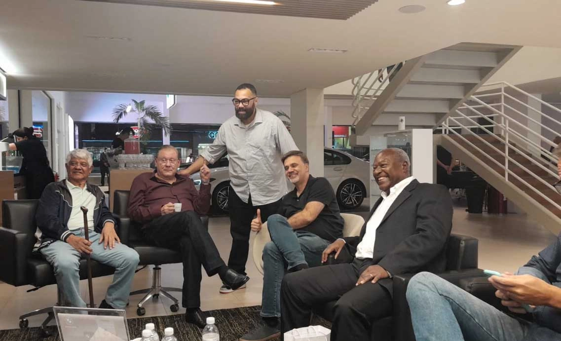 Em 7 de outubro de 2024, na concessionária Osten (BMW) em encontro que homenageou Edu. Da esquerda para a direita: Paes, Milton Neves, Alessandro de Jesus (filho de Servílio), Mauro Beting e Edu