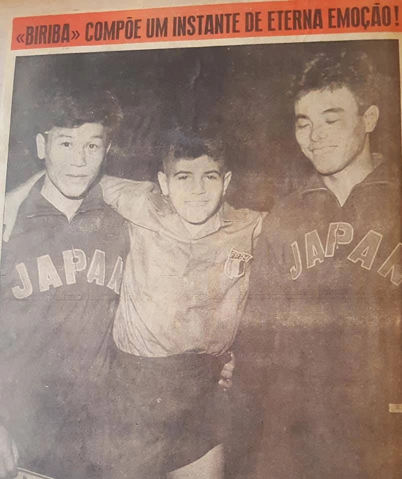 Biriba ladeado pelos dois campeões mundiais japoneses que ele derrotou em 1958
