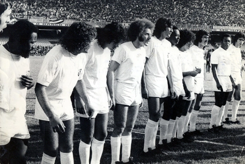 Vejam o Santos posando para foto em 1973 no Maracanã antes de clássico contra o Botafogo. No final, deu Peixe por 3 a 0. Da esquerda para a direita vemos Cejas, Edu, Nenê, Clodoaldo, Brecha, Hermes, Euzébio, Zé Carlos, Vicente, Pelé e Marinho Peres

