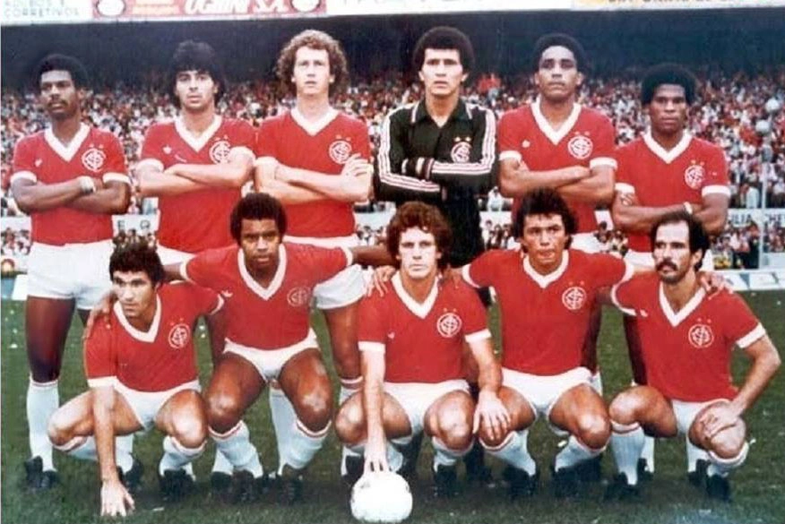 Formação do Internacional em 1979, ano em que a equipe gaúcha conquistou o título do Campeonato Brasileiro de forma invicta. Em pé, da esquerda para a direita: João Carlos, Mauro Galvão, Benítez, Mauro Pastor e Cláudio Mineiro. Agachados: Chico Spina, Jair, Adilson Miranda, Toninho e Mário Sérgio. Foto: Facebook/Historia do Sport Club Internacional