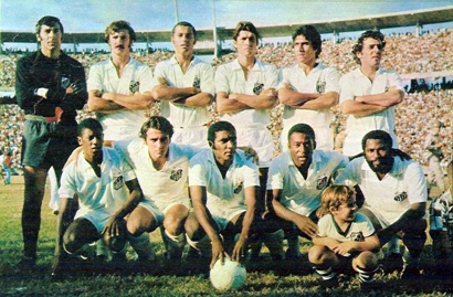 Santos em 1971 na Fonte Nova com Cejas, Orlando, Ramos Delgado, Marçal, Clodoaldo e Turcão em pé e Jader, Dicá, Mazinho, Pelé e Edú agachados.

