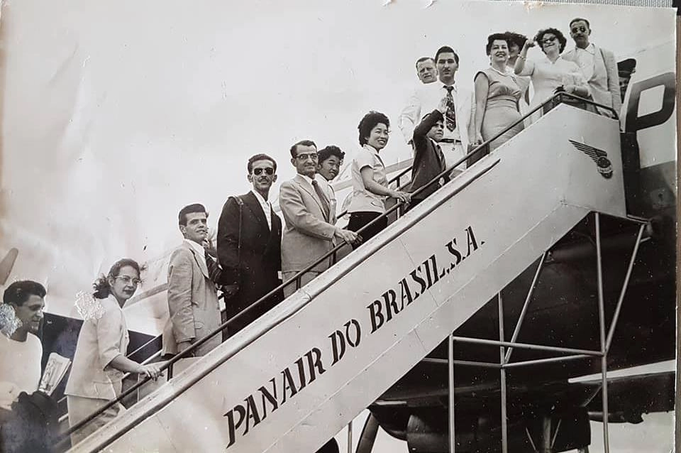 Biriba, o menor de todos na foto, embarcando para mais uma viagem internacional