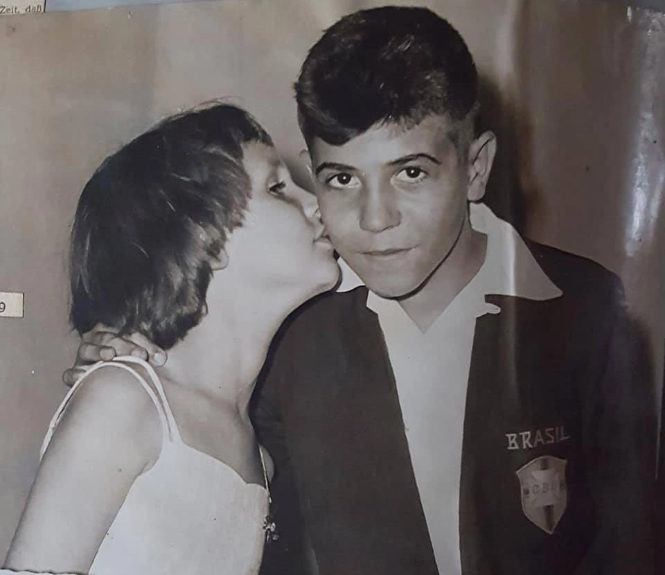 Biriba recebendo um carinhoso beijo de uma fã