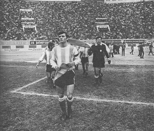Perfumo, o capitão da seleção argentina, segurando uma flâmula nas mãos. Atrás dele o goleiro Cejas. Foto enviada por Walter Roberto Peres e publicada na 