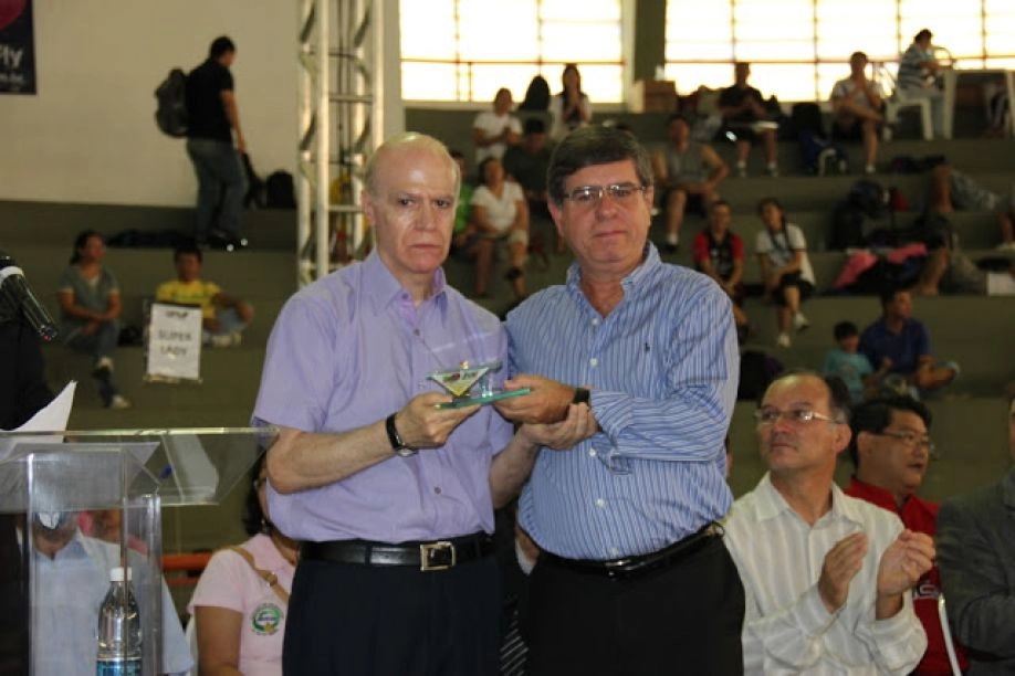 Biriba sendo homenageado pela Federação de Tênis de Mesa do Mato Grosso do Sul