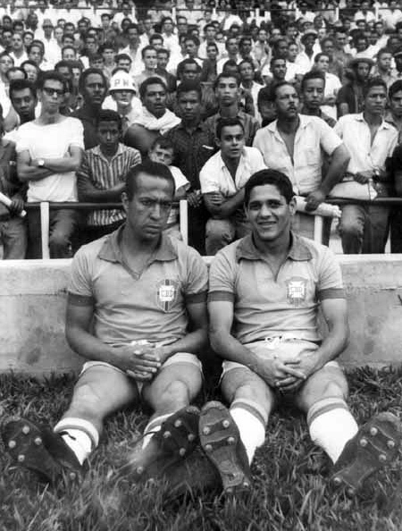 No dia 7 de setembro de 1965 Zequinha (esquerda) está na reserva ao lado de Gildo, durante aquele Palmeiras-CBD 3x0 Uruguai.
