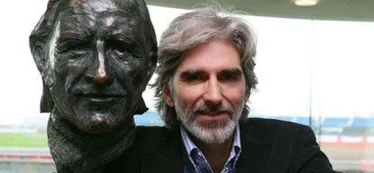 Damon Hill ao lado do busto do pai, o bicampeão Graham Hill. Foto: Divulgação