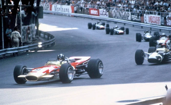 O campeão da temporada Graham Hill com sua Lotus-Ford no GP de Mônaco puxando o pelotão na Curva Saint Devote. Foto: Divulgação