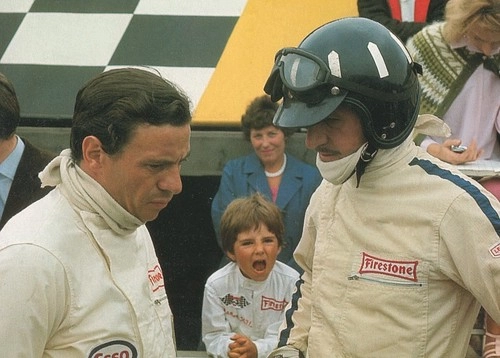 Jim Clark conversa com Graham Hill. Atrás, já com seu macacão de piloto, ainda menino, Damon Hill, filho de Graham Hill, campeão da F1 em 1996. Foto: Divulgação