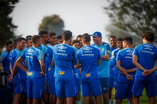Rogério conversa com jogadores do Cruzeiro, em 2019. Foto: Vinnicius Silva/Cruzeiro